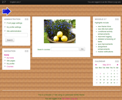 'M&aacute;s' con fondo de madera, logo y colores personalizados